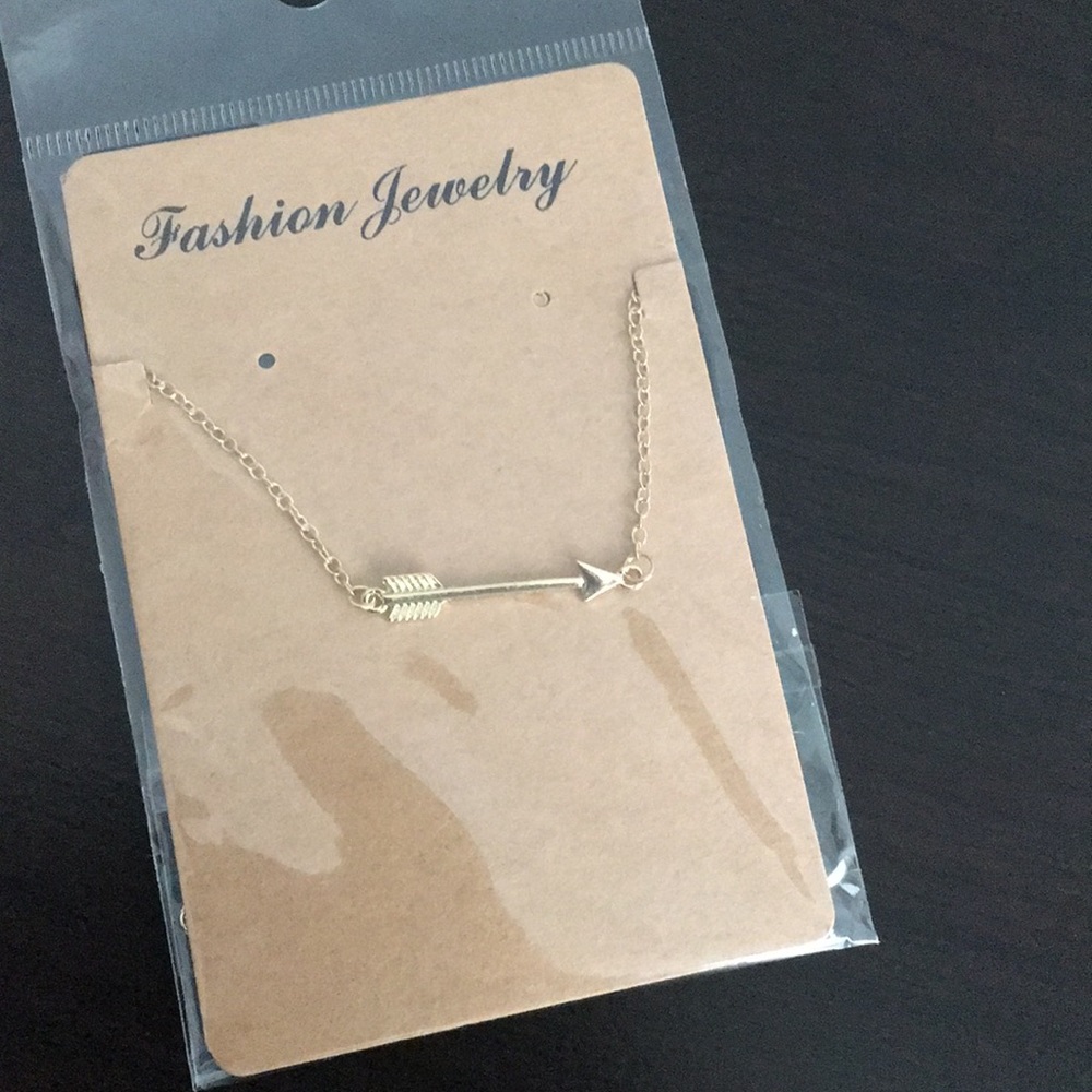 ✨ Arrow Necklace - Gold - Picture 6 of 6